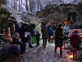 Waldadvent in der Fatima-Grotte (Foto: Karl-Franz Thiede)